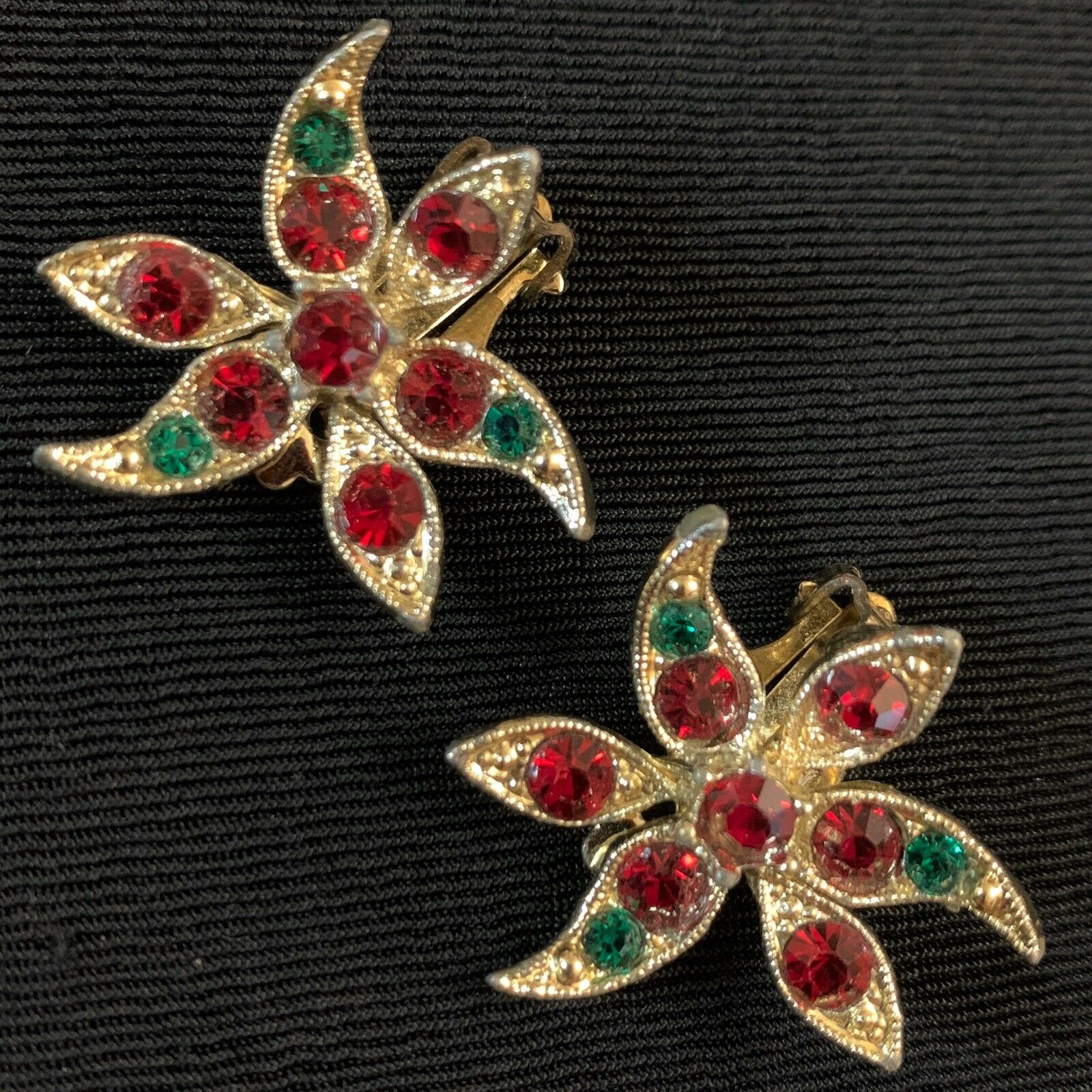 Vtg Red Green Glass Rhinestone Poinsettia Flower Clip Earrings Pat Pend Gt 1”